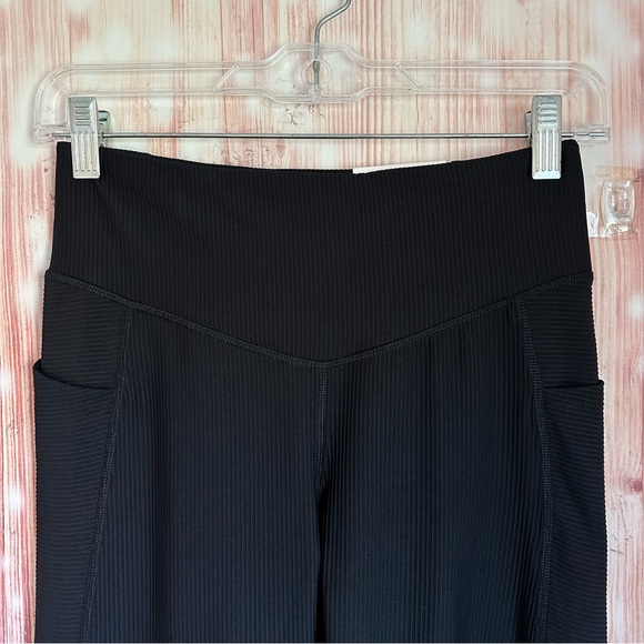 Old Navy Black High-Waisted PowerSoft Rib Pocket
Leggings - Picture 3 of 11